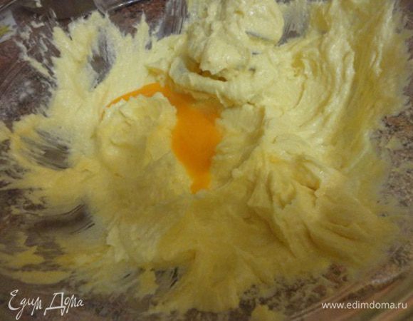 Масло с сахаром взбить миксером до растворения сахара. Продолжая взбивать, добавить желтки (по одному).