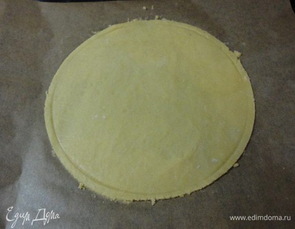 Готовое тесто разделить на 6 частей. Я раскатывала тесто, слегка припылив мукой, прямо на пекарской бумаге и вырезала круг диаметром 22 см. Обязательно наколите вилкой, чтобы корж не «пузырился». Обрезки пойдут на крошку для боков нашего торта.