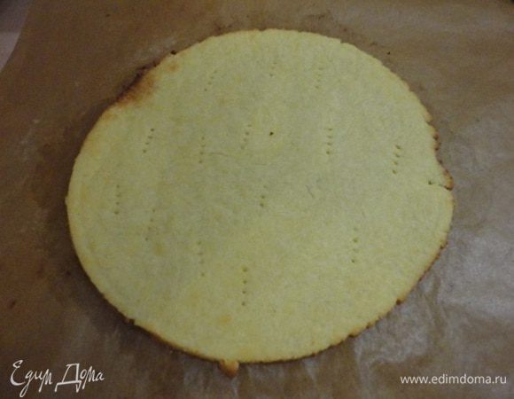 Выпекаем при температуре 200°С до светло-золотистого цвета (5 — 10 минут), все зависит от вашей духовки. Я оставляла коржи остывать прямо на бумаге. Они получились очень рассыпчатые, хрупкие. Пара даже разломились, но я спрятала их в середину пирога. Все знают такую хитрость.