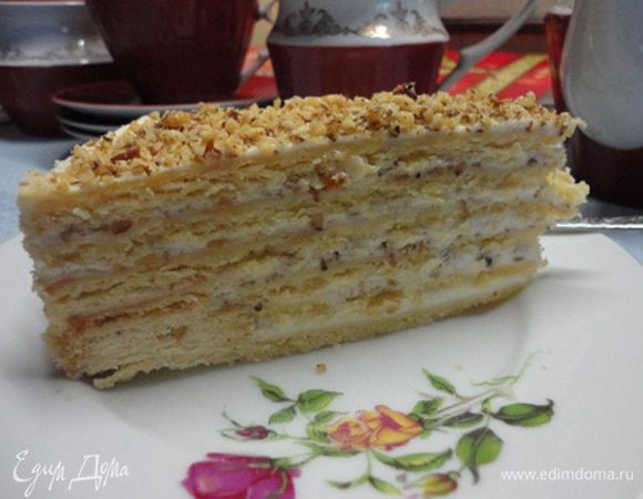 Осталось только собрать. На каждый корж выкладываем часть крема и посыпаем орехами. Верх тоже посыпаем орехами, а бока крошкой от измельченного коржа. Торту нужно обязательно выстояться, чтобы пропитаться. Примерно сутки.
Поздравляю всех с Новым годом!
