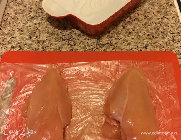 Куриные грудки вымыть, обсушить бумажным полотенцем и слегка отбить.