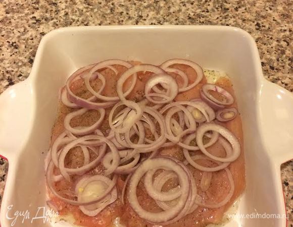 Форму смазать растительным маслом, выложить грудки, посолить, поперчить по вкусу и полить соком лимона. Лук нарезать кольцами и выложить сверху на грудки. Форму затянуть пленкой и отправить в холодильник на 6 — 8 часов.