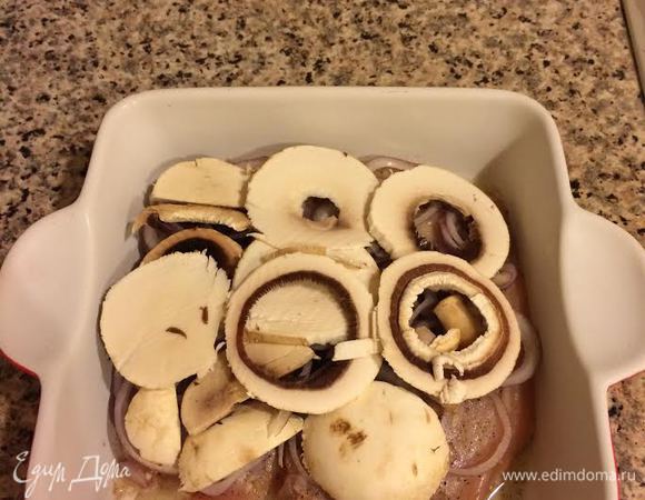 Духовку нагреть до 180°С. Грибы крупно нарезать и выложить сверху на лук.