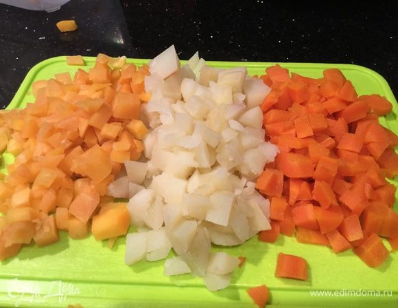 Почистите и нарежьте маленькими кусочками.