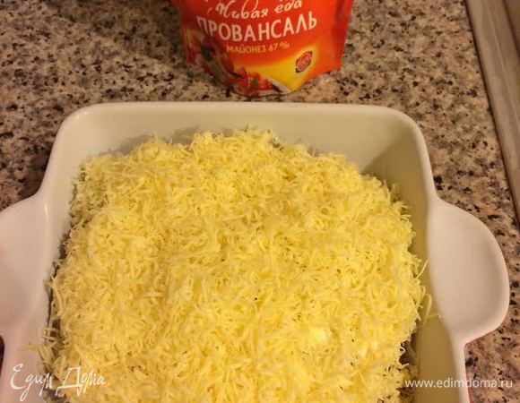 Затем сверху смазать майонезом и посыпать сыром. Запекать 30 — 40 минут.