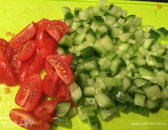 Также нарежьте огурец и помидоры.