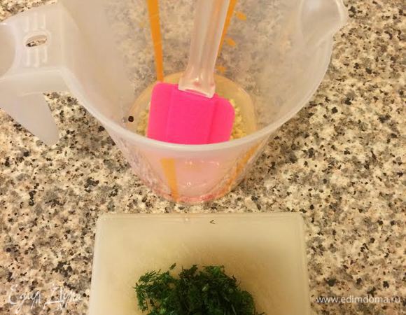 В миске смешать растительное масло, уксус, чеснок (выдавить через пресс), черный перец, душистый перец, соль и сахар.