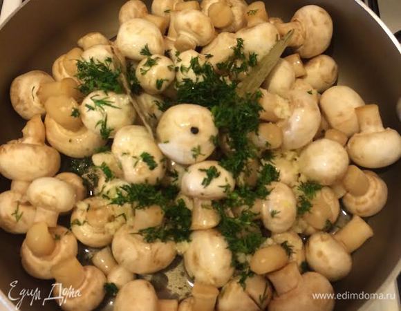 Грибы вымыть, переложить в глубокую сковороду, полить уксусно-масляной смесью, посыпать укропом, добавить лавровый лист, накрыть крышкой и тушить 20 минут, периодически помешивая.