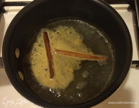 В миске смешать специи и воду. Поставить на огонь, дать закипеть и снять с огня. Дать настояться 15 минут и процедить.