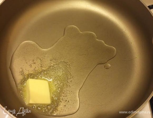 В глубокой сковороде с толстым дном разогерть масло.