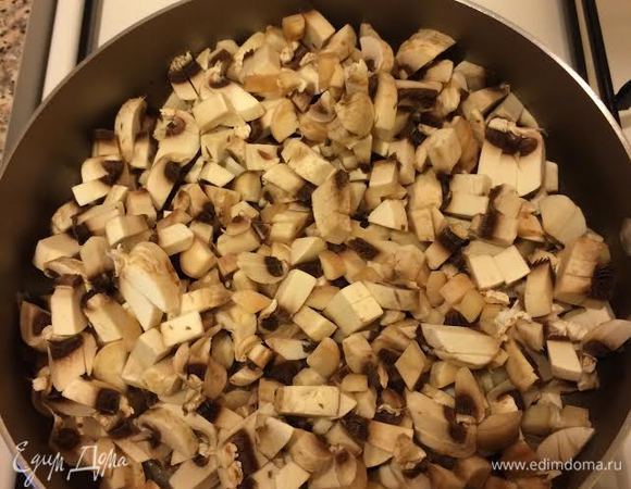 Лук мелко нарезать, потушить до золотистого цвета, затем добавить грибы. Посолить, поперчить по вкусу, накрыть крышкой и тушить 20 минут, периодически помешивая.