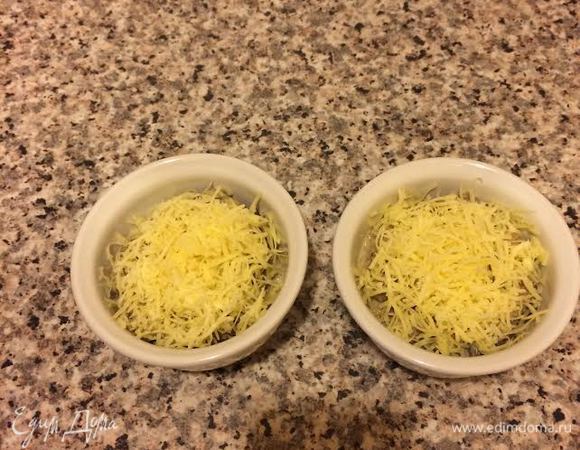 Сверху присыпать сыром и слегка подрумянить в духовке.