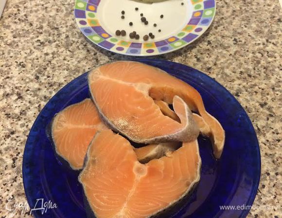 Рыбу вымыть и отварить в подсоленной воде до готовности. В воду добавить перец черный горошком, лавровый лист 3 шт. и душистый перец 5 шт.