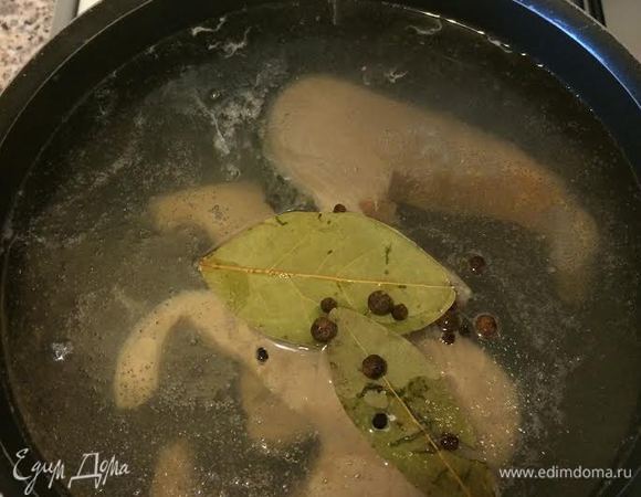 Вареную рыбу переложить на тарелку и дать остыть.