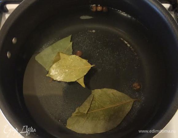 Маринад: в миску налить воду, добавить соль, лавровый лист 3 шт., душистый перец 5 шт., соль 1 ч. л. и дать закипеть.