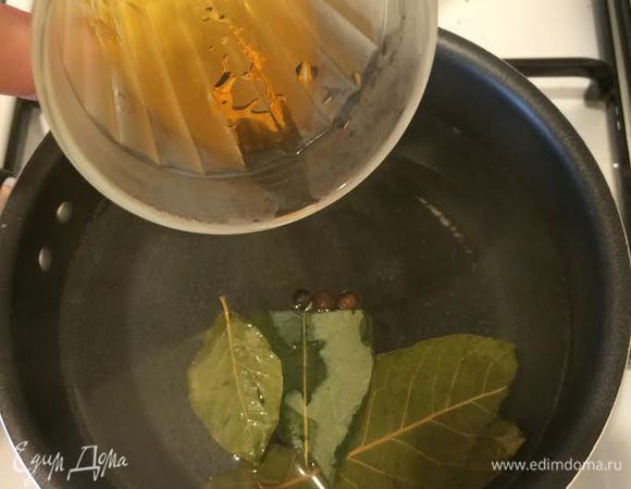 Затем добавить уксус, еще раз дать закипеть, снять с огня и дать остыть.