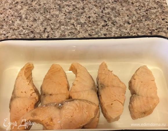 Рыбу очистить, переложить в контейнер.