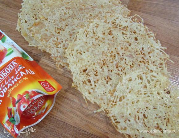 Таким образом приготовить 3 — 4 лепешки разного диаметра.