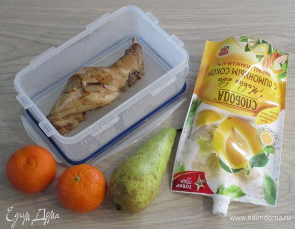 Для приготовления кролика, а точнее его задней лапы нужно сначала ее замариновать, натерев аджикой и поместив в вино. В процессе маринования (по времени это 1 часа) ножку кролика нужно поворачивать разными сторонами. Затем слегка посолите и тушите мясо кролика прямо в этом маринаде до полной готовности, до мягкого состояния, а затем охладите. Количество груш зависит от их размеров, т.е. крупной достаточно одной штуки.