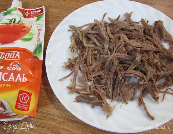 Отварную телятину (говядину) нарезать соломкой или нарвать на волокна.