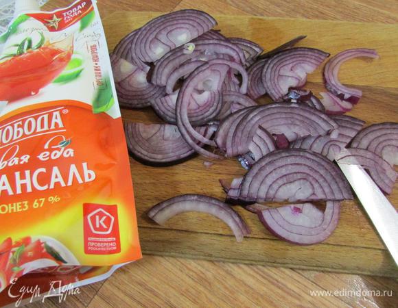 Лук почистить и нарезать полукольцами.