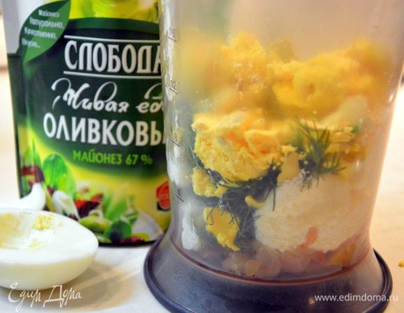 Яйца помыть, отварить вкрутую. Разрезать пополам, вынуть желтки. В чашу блендера сложить: желтки, рыбу, икру мойвы, укроп, огурец, майонез ТМ «Слобода» оливковый, перец. Все перемешать до однородной массы.