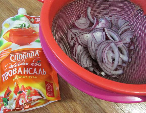 Нарезанный лук бланшировать в кипящей воде с добавление уксуса.