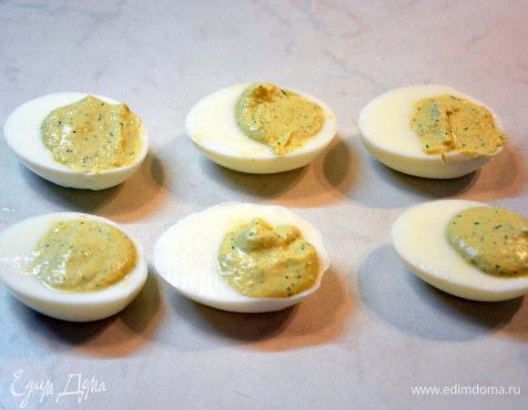 В каждую половинку белка выложить начинку.