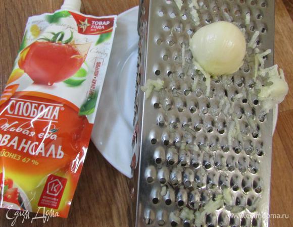 Чеснок почистить и натереть на мелкой терке.