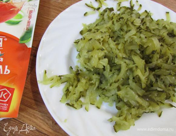 Маринованные огурчики натереть на крупной терке.