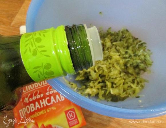 Огурчики и чеснок соединить и заправить оливковым масло. Хорошо перемешать.