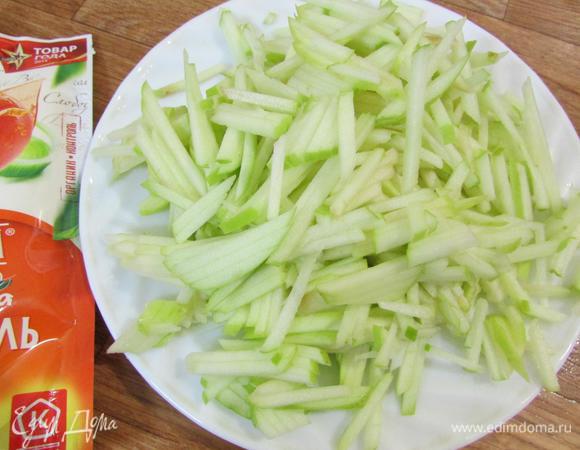 Яблоки нарезать тонкой соломкой.