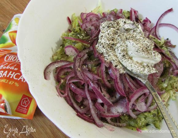 В салатнике соединить мясо, яблоко, лук, маринованные огурчики с чесноком. Смешать сметану и майонез ТМ «Слобода» Провансаль. Заправить салат майонезным соусом, посолить и поперчить. Все аккуратно перемешать. Праздничный салат готов! Можно подавать на стол.