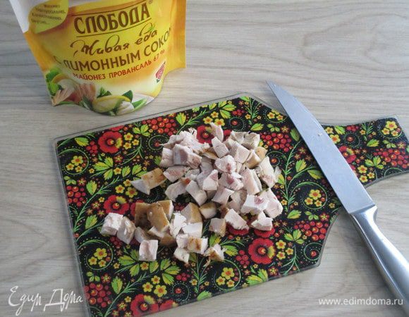 Готовое мясо кролика отделите от костей и нарежьте мелким кубиком.