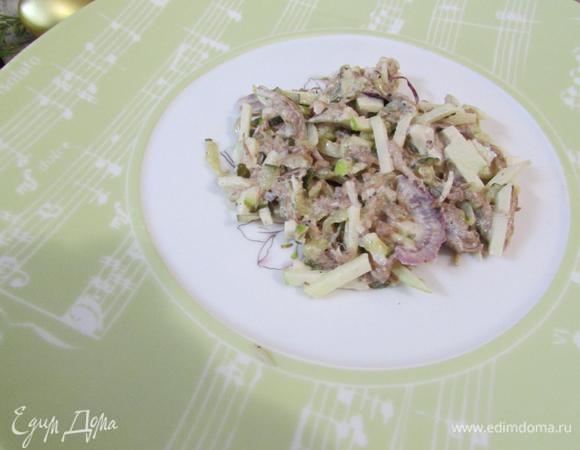 Для подачи салата на сырных тарелках, выложить немного салата по-карски на середину тарелки.