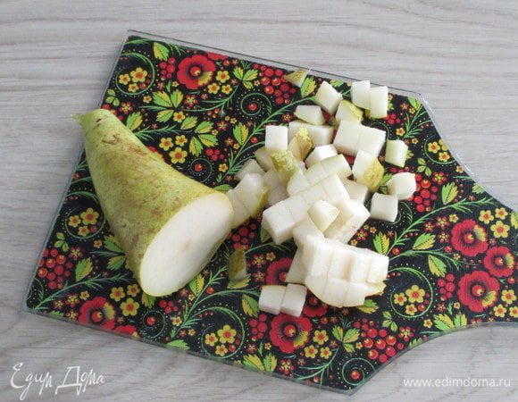 Грушу тоже нарежьте кубиком, примерно такого же размера как и мясо кролика.