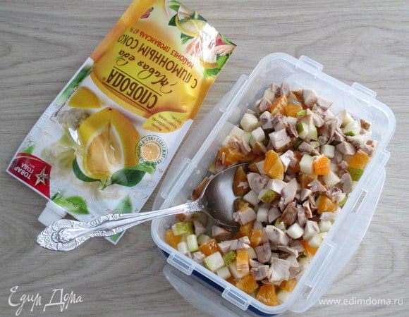 Перед подачей заправьте салат майонезом с лимонным соком производства ТМ «Слобода» и перемешайте.