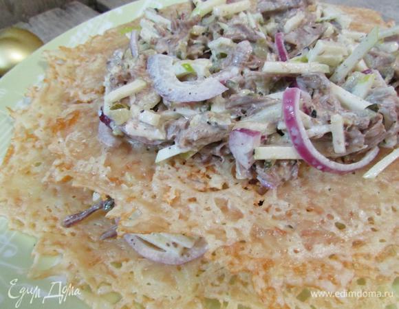 Накрыть его сырной тарелкой большего диаметра. На нее еще немного салата, затем лепешка чуть меньшего диаметра. Так собрать весь салат.  