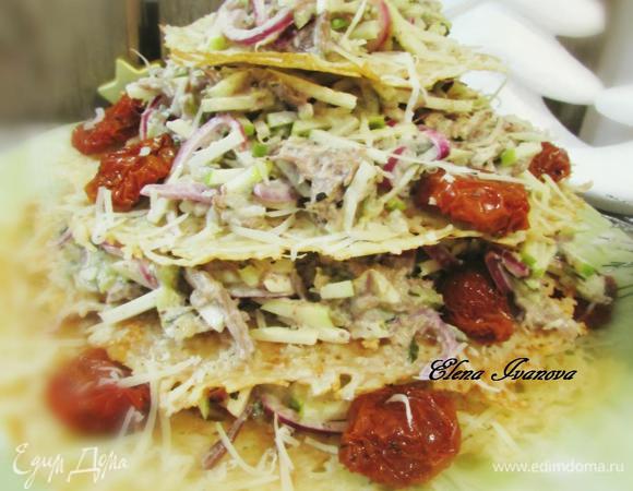 Украсить вялеными помидорами и тертым сыром. Подавать немедленно, чтобы сырные лепёшки не успели стать слишком мягкими.