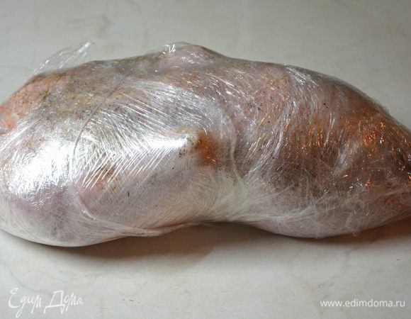 Охлажденную или размороженную утку помыть, общипать лишние перья, срезать лишний жир и кожу на шее. Обильно посолить и поперчить снаружи и внутри. Завернуть в пищевую пленку и убрать в холодильник на сутки. На следующий день смазать маринадом. Маринад: 2 ст. л. жидкого меда и 2 ст. л. винного уксуса. Замотать в пищевую пленку и снова убрать в холодильник на сутки.