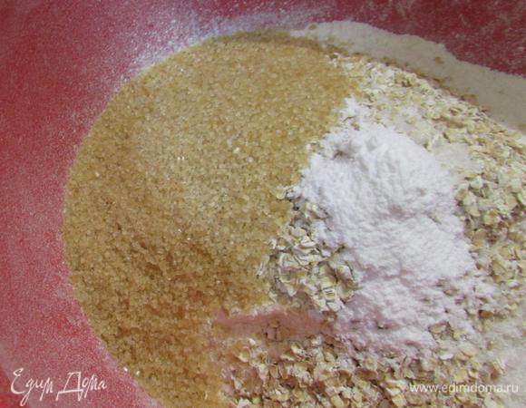 Затем добавить соль, сахар и разрыхлитель теста.