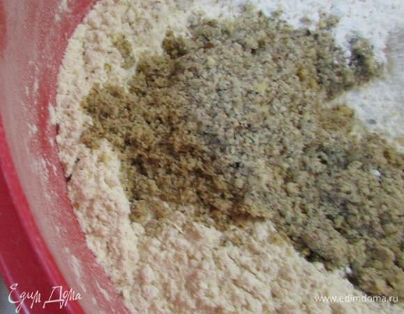 Грецкие орехи почистить. Ядра смолоть в кофемолке. Смешать с мукой.