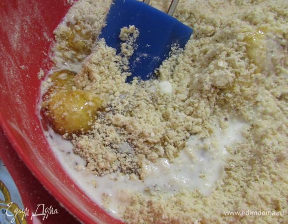 Затем влить молоко и жидкий мед. Замесить мягкое тесто.