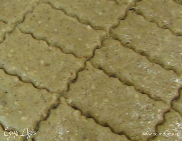 Каждую часть теста раскатать между двумя листами пергамента до толщины 5 — 7 мм. И нарезать на небольшие прямоугольнички.