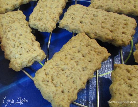 Печенье извлечь из духовки. Остудить на решетке, примерно 15 минут.