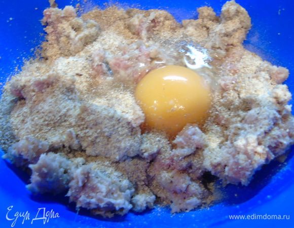 Для тефтелей: мелко нарежьте половину лука и пару зубчиков чеснока добавьте к мясному фаршу, туда же яйцо, сухари и цедру лимона. 