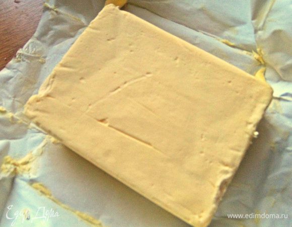 Поставить на огонь кастрюлю с толстым дном и растопить в ней сливочное масло. В оригинале было 4 грудки и 100 г масла.