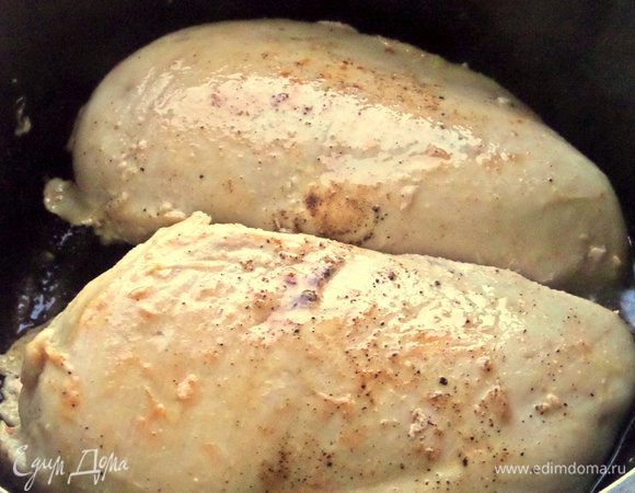 Переворачиваем и томим минут 10, уменьшив огонь и прикрыв крышку. Выключаем и я подержала под крышкой немного.