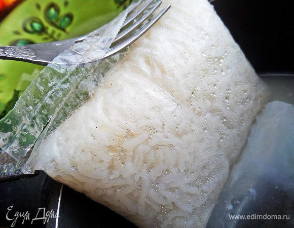 Параллельно отвариваем рис, для удобства в пакетиках.