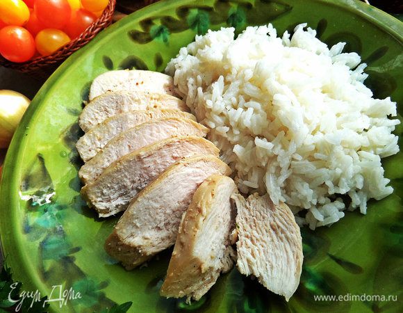 Грудку вынимаем на тарелку, разрезаем поперек для удобства. Рис высыпаем рядом.